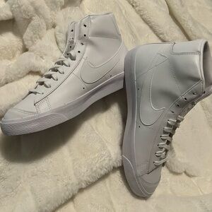 Nike W Blazer Mid '77 - White and Black